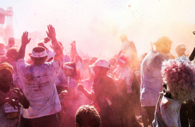 divertir-se com pó colorido